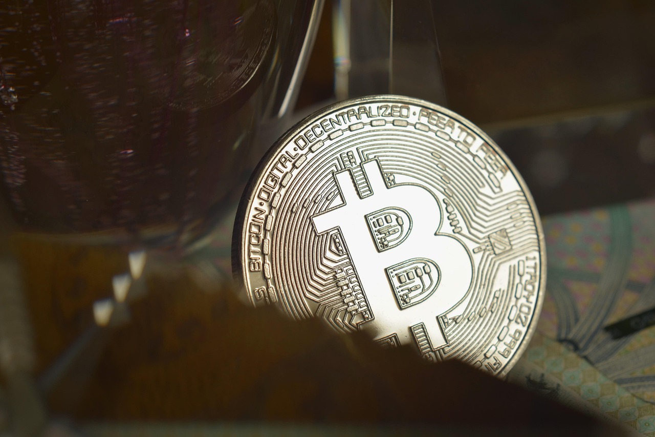 鲍威尔粉碎降息希望、美股遭遇猛烈抛售！比特币一度逼近8.3万美元
